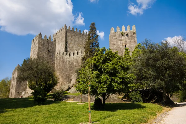 Guimaraes zámek a přilehlý park, na severu Portugalska — Stock fotografie
