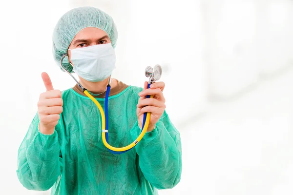 Junger männlicher Chirurg im Krankenhaus — Stockfoto
