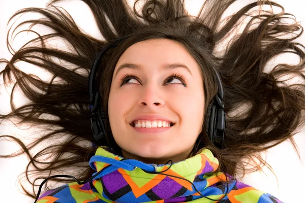 Belles femmes écoutant de la musique dans les écouteurs — Photo