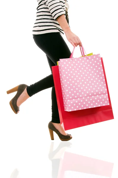 Vista de cintura hacia abajo de la mujer que lleva bolsas de compras —  Fotos de Stock