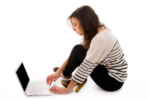 Joven hermosa mujer usando un ordenador portátil, aislado en blanco — Foto de Stock