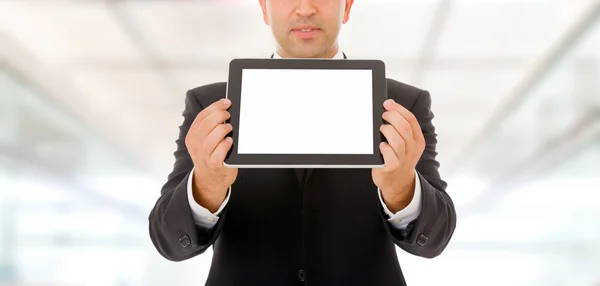 Hombre de negocios sosteniendo y muestra la tableta de la pantalla táctil con blanco —  Fotos de Stock