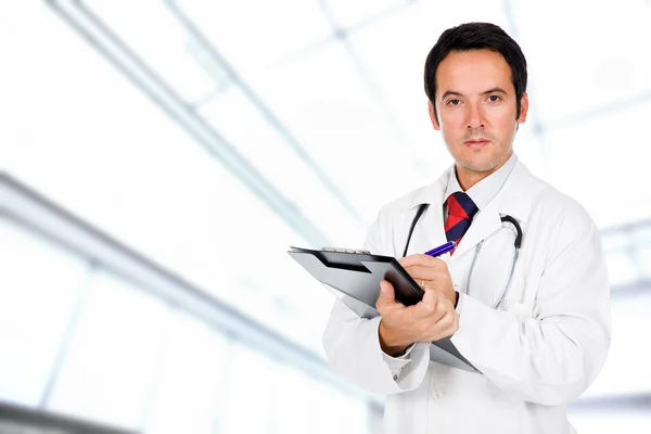 Porträt eines männlichen Arztes im Krankenhaus — Stockfoto