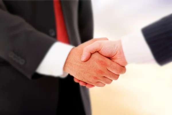 Gros plan sur les affaires serrant la main d'un accord — Photo
