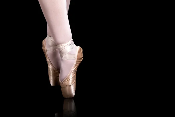 Detail der Füße der Balletttänzerin auf schwarzem Hintergrund — Stockfoto