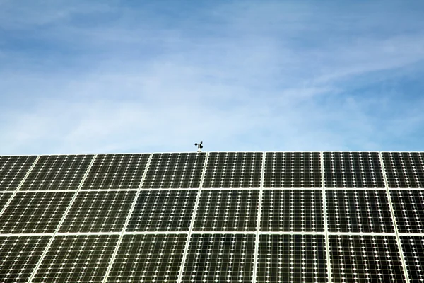 Panel solar contra el cielo azul — Foto de Stock