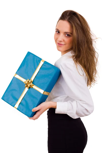 Giovane ragazza sexy sorride e tenendo un regalo in imballaggio su bianco — Foto Stock