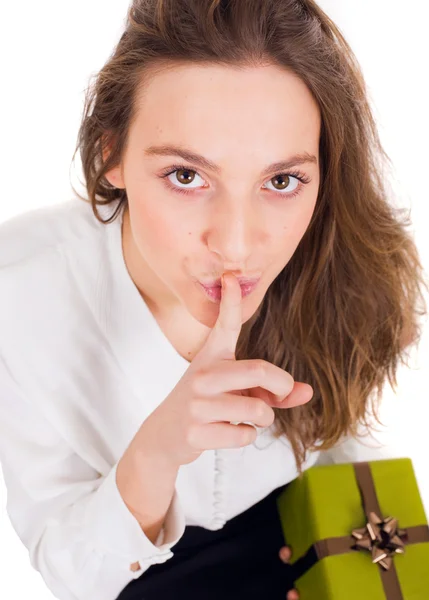 Happy woman holding a gift box and givin hush sign for suprise — Stock Photo, Image