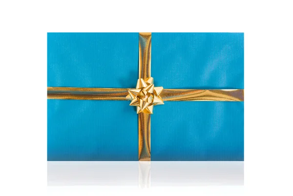 Singola scatola regalo blu con nastro marrone su sfondo bianco . — Foto Stock