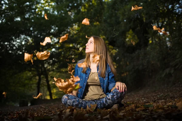 Güzel genç kız sonbahar Park düşen yaprakları ile — Stok fotoğraf