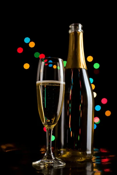Copos de champanhe e garrafa no fundo do bokeh. Ano Novo celeb — Fotografia de Stock