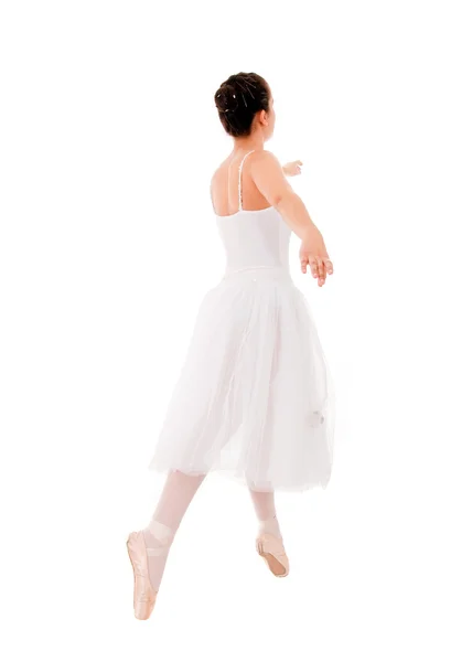 Молодая и красивая балерина, прыгающая на белом фоне — стоковое фото