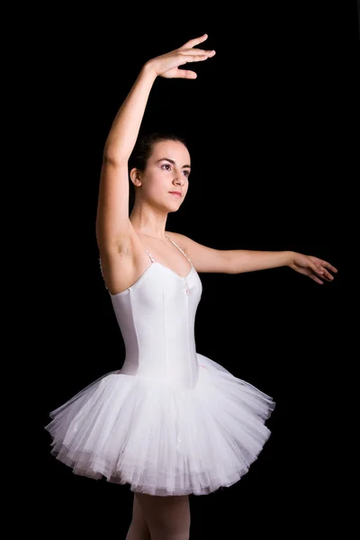 Девушка-танцовщица балета, стоящая в пачке на черном фоне — стоковое фото