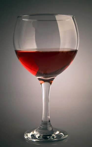 Pohár vörös bor, a szürke háttér — Stock Fotó