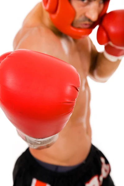 Portret van een jonge bokser vechter met een helm en handschoenen ov Boksen — Stockfoto