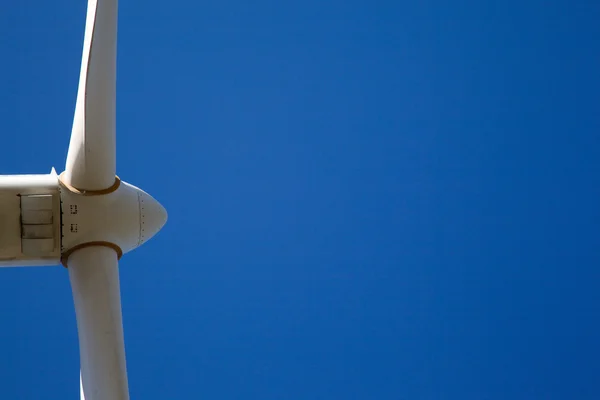 Detalj toppen av en väderkvarn för elkraft produktion mot b — Stockfoto