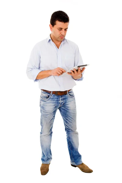 Mladý muž celého těla pomocí tabletového počítače proti bílé pozadí — Stock fotografie