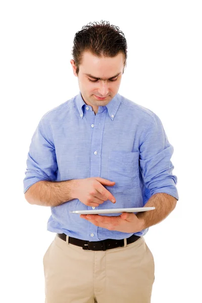 Молодой человек, работающий с планшетным компьютером против белой спинки — стоковое фото