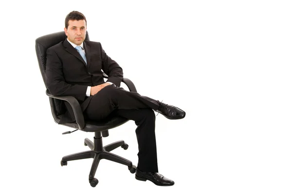 Retrato de um jovem empresário atencioso sentado no escritório cha — Fotografia de Stock