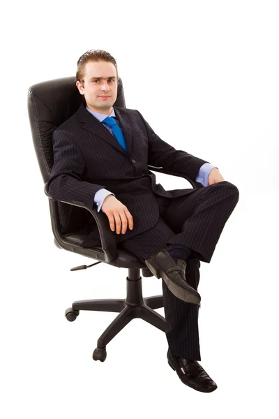 Succesvolle jonge zakenman zit op de stoel van het Bureau over witte ba — Stockfoto