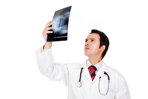 Männlicher Arzt untersucht ein Röntgenbild, isoliert auf weiß — Stockfoto