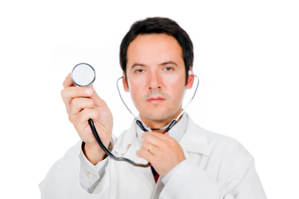 Nahaufnahme eines jungen männlichen Arztes, der mit Stethoskop zuhört. (fo) — Stockfoto