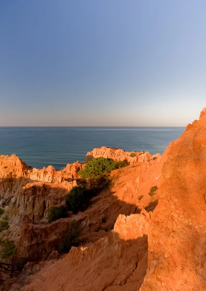 Costa e mar no Algarve, no sul de Portugal — Fotografia de Stock