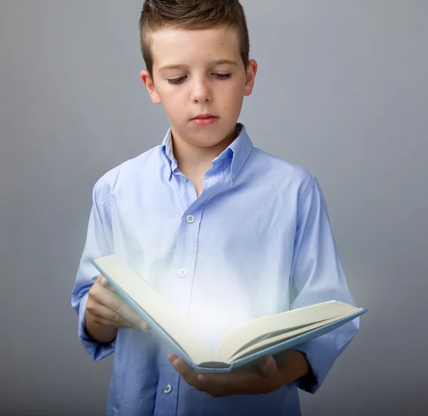 Изображение умного ребенка, читающего книгу — стоковое фото