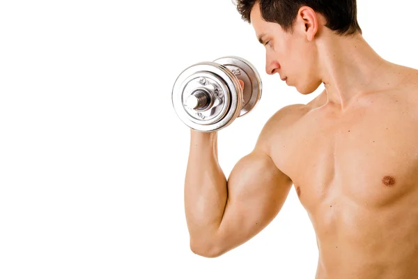 強力な筋肉青年が重量を持ち上げる — ストック写真