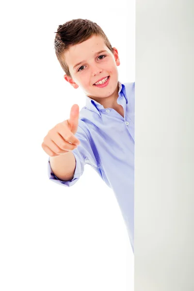 Felice ragazzo mostrando pollici in su guardare fuori da banner bianco vuoto — Foto Stock