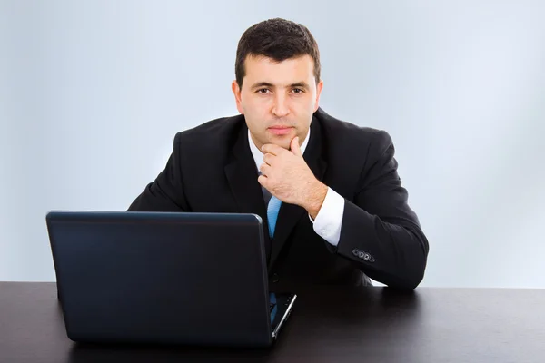 Jovem homem de negócios trabalhando com é laptop no escritório — Fotografia de Stock
