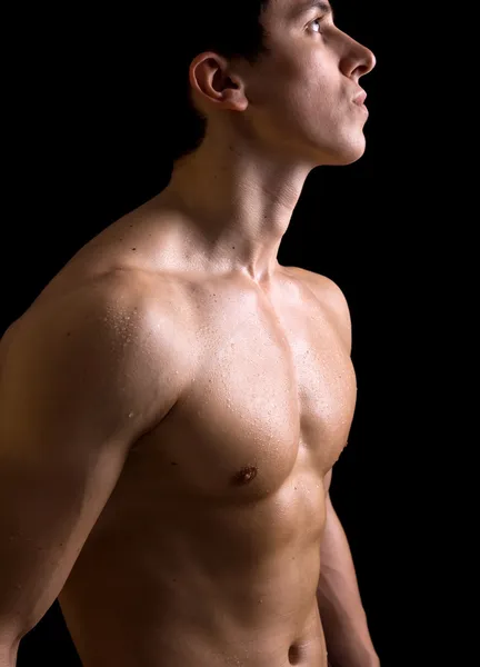 黒の背景に筋肉の若い男の裸の胴体 — ストック写真