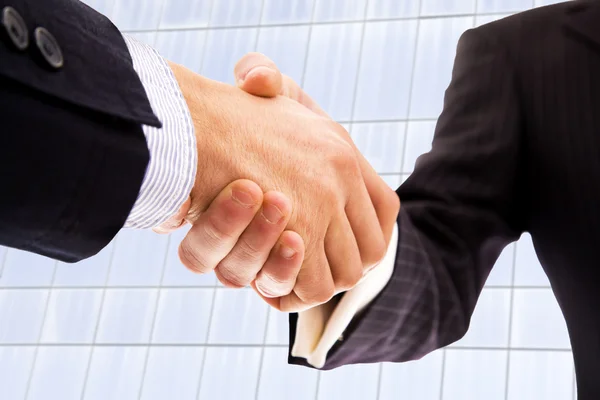 Рукопожатие делового партнера после сделки — стоковое фото