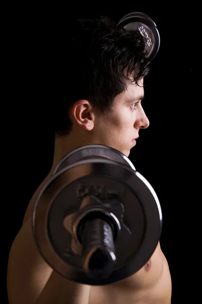 Kraftfull muskulös ung man lyfta vikter — Stockfoto