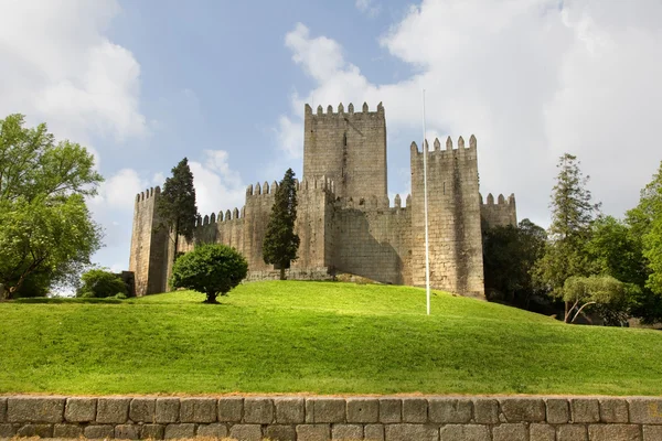 Guimaraes Castle, and surrounding park, in the north of Portugal — Stock Photo, Image