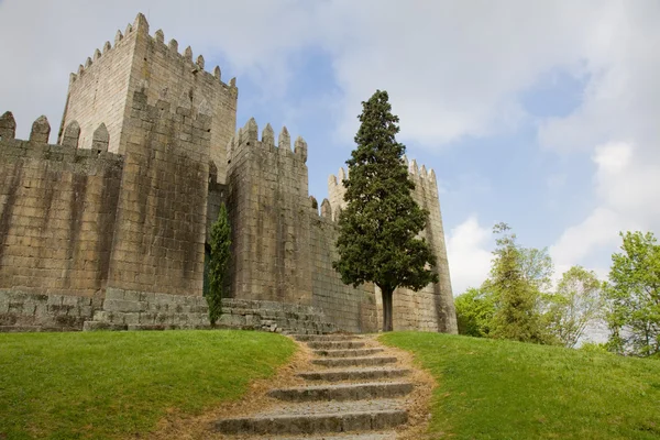 Castelul Guimaraes și parcul înconjurător, în nordul Portugaliei — Fotografie, imagine de stoc
