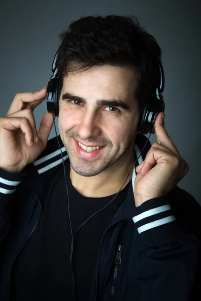 Kjekk ung mann som hører på musikk med hodetelefoner – stockfoto
