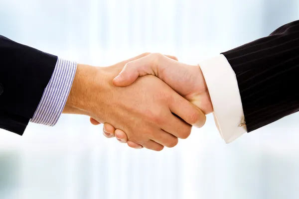 Closeup picture of businesspeople shaking hands, making an agree — Stock Photo, Image