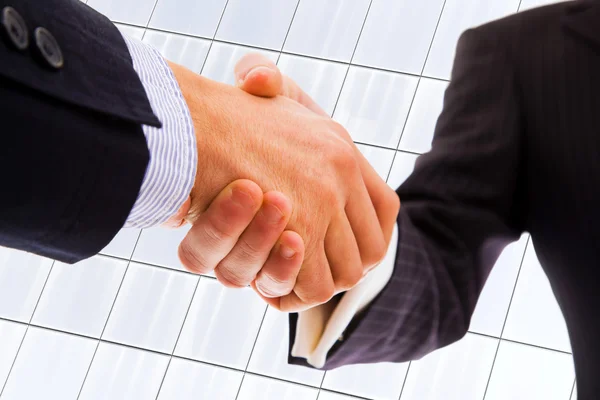 Крупный план, где предприниматели пожимают друг другу руки, договариваются — стоковое фото