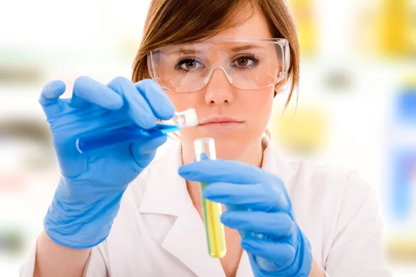 Laboratuarda çalışan genç kadın bilim — Stok fotoğraf