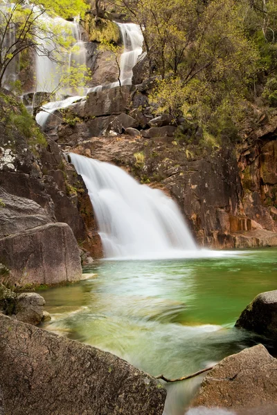 Cascata nel parco nazionale portoghese di Geres, a nord — Foto Stock