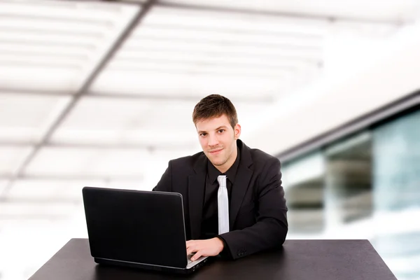 Молодой бизнесмен работает с ноутбуком — стоковое фото