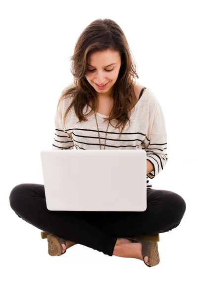 Красива жінка сидить на підлозі і працює з ноутбуком — стокове фото