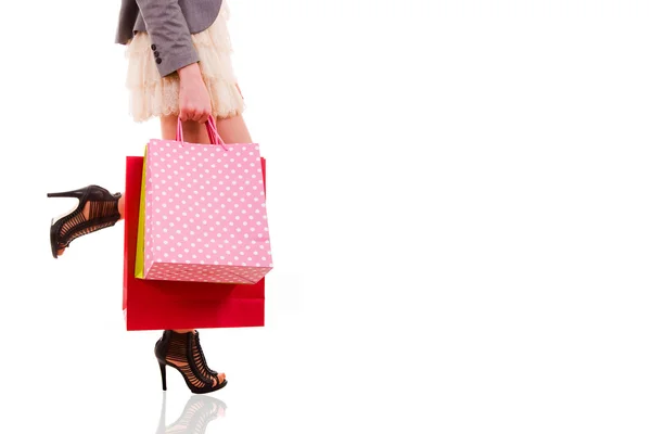 Vista de la cintura hacia abajo de la mujer que lleva bolsas de la compra, aislado en whi — Foto de Stock
