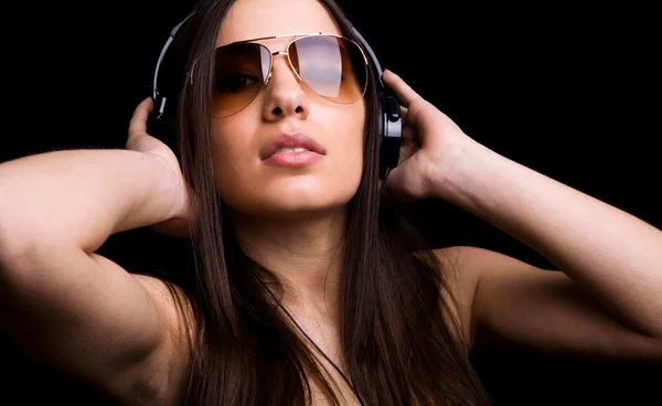 Привлекательная молодая женщина слушает музыку в наушниках — стоковое фото