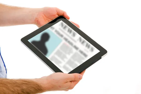 Image des mains de l'homme tenant un ordinateur tactile et lisant le n Images De Stock Libres De Droits