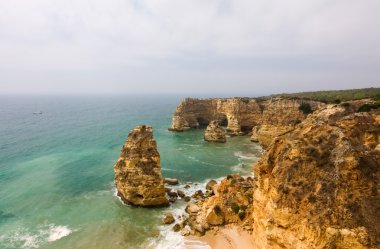 Yaz aylarında pastoral vahşi Beach'te. Algarve, Portekiz.