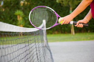 vrouw met tennisracket en bal