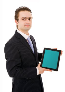 tablet pc gösterilen genç iş adamı