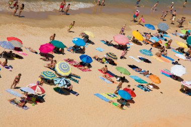 Algarve, Portekiz - 28 Temmuz: falesia güzel plaj kalabalık,